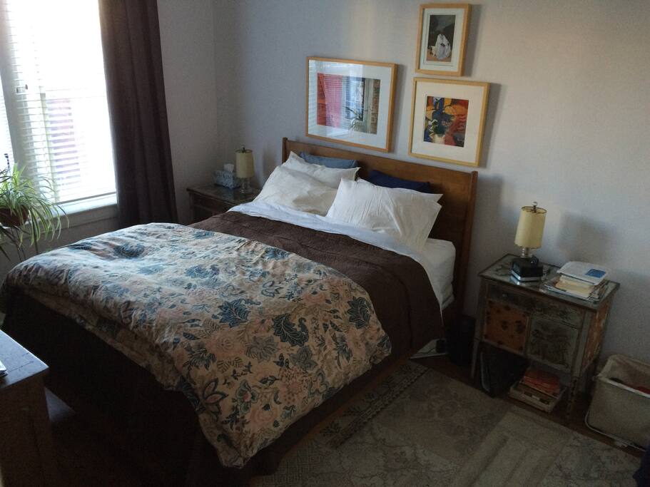 Sunny master bedroom (queen)