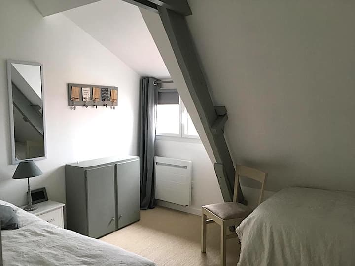 4号卧室位于楼上，配有2张1米宽单人床和水槽