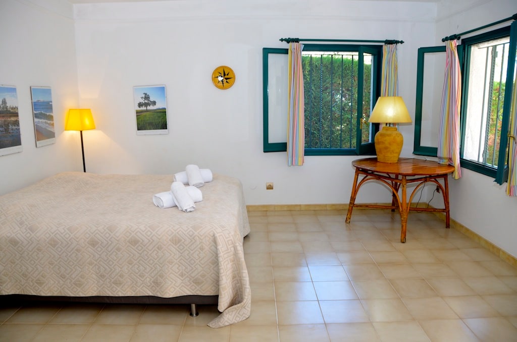 Студио со 2 двокреветни соби на приземје или студио. Преден трем и базен-са ПУНТА КОСТА БРАВА