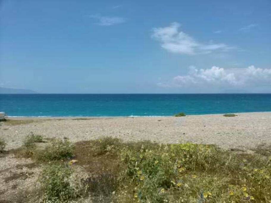 il mare cristallino e la splendida spiaggia di Ponente faranno da cornice alla tua splendida vacanza...