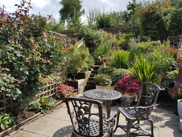 COMFORTABLE HOME + GARDEN NEAR A52/A46..OWN FRIDGE