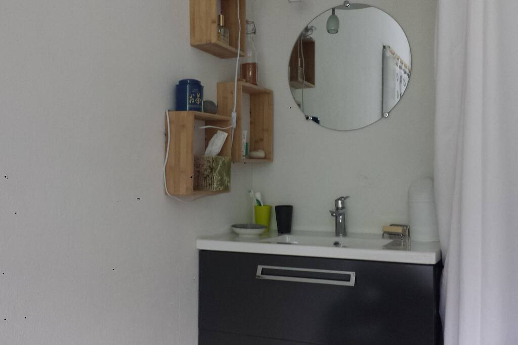 Un petit coin lavabo dans la chambre