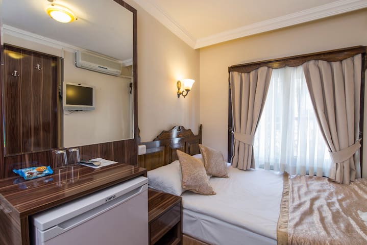 *** Economy room 2 min walk blue mosque