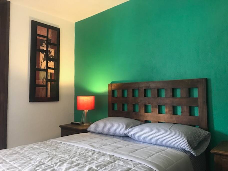 La habitación es amplia y cómoda, por lo que se presta perfectamente para todo lo que uno desee hacer luego de llegar de conocer nuestra hermosa ciudad.