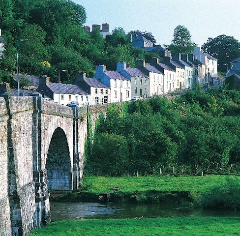 Ty Glas Bach - (the little blue house)