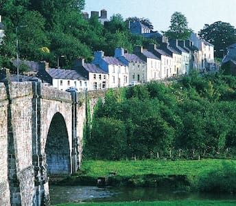 Ty Glas Bach - (the little blue house)