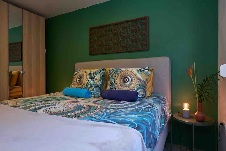 Dormitorio con somier tamaño king.