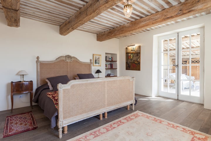 一楼的大主卧室通往遮阳露台