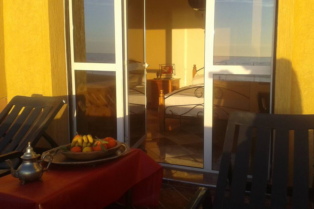 Chambre lit double avec terrasse privative. 2 transats