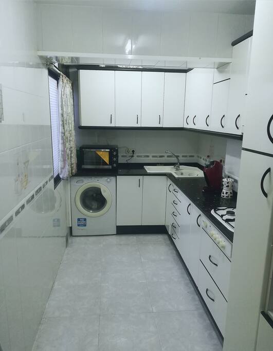 Cocina independiente con todos los electrodomésticos : horno, microondas, lavadora, tres cafeteras, plancha, etc.