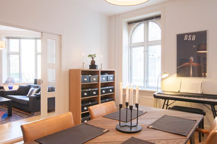 Sala de jantar, porta francesa para a sala de estar