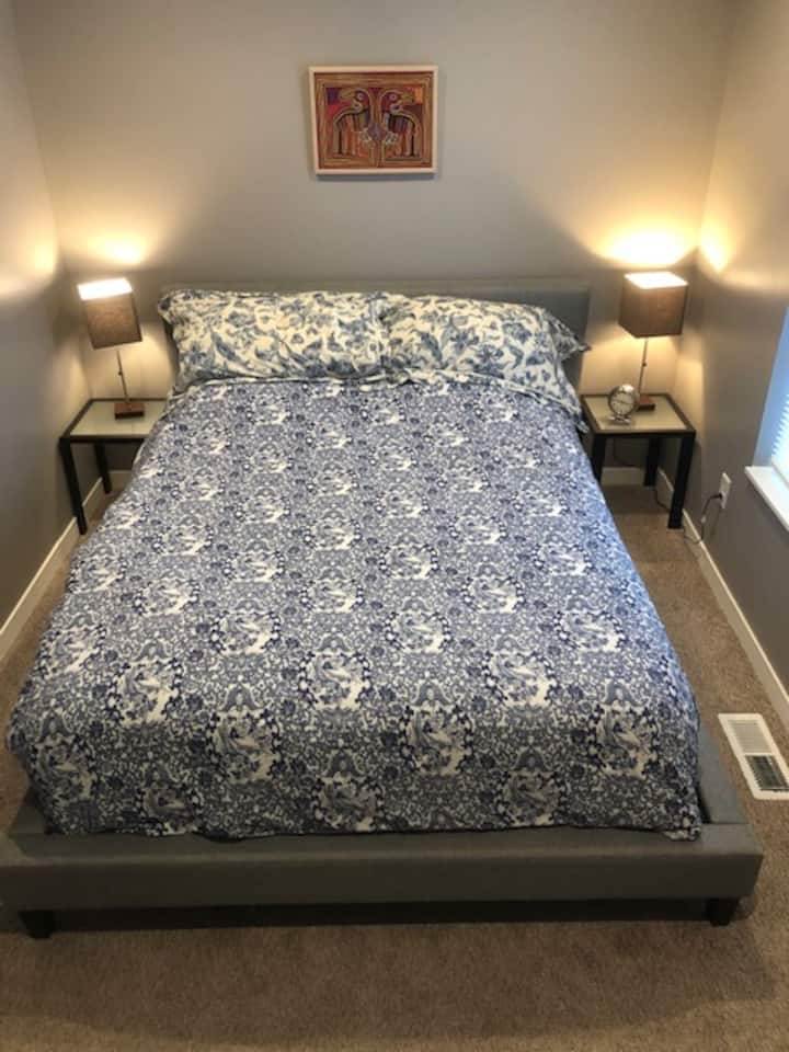 This queen bedroom room has lots of light and has beautiful lake views.   This bed will be made up with sheets provided as part of your rental.