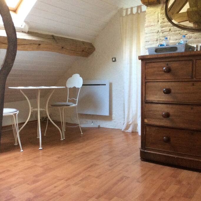 En prolongement du lit et vers accès salle d’eau