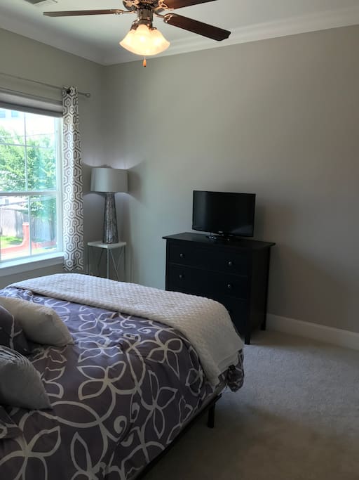 Bedroom w/32" LCD TV. (Internet steaming and local channels only)
