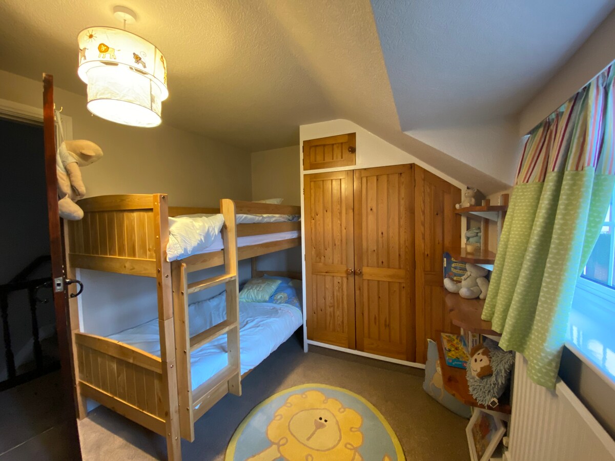 Slaapkamer-3 is ingericht als kinderkamer met stapelbed en indien nodig een kinderbedje.