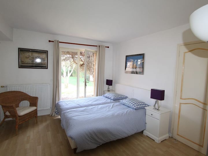 Soverom 3 også med skap og egen utgang til sørhagen.