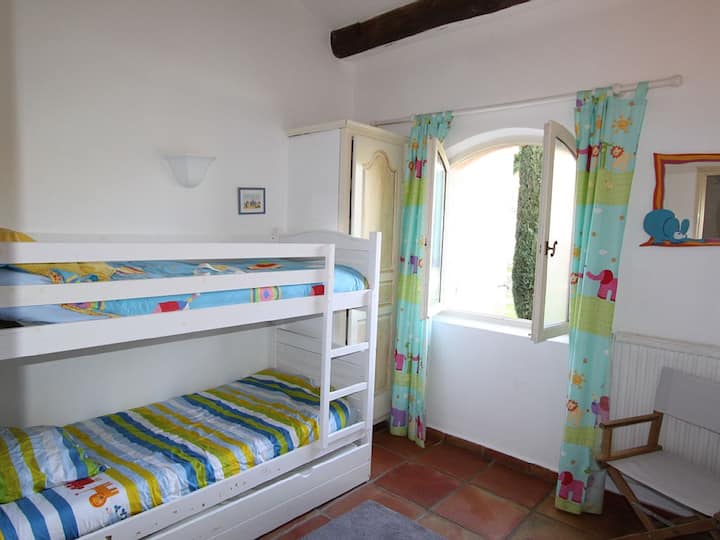 Soverom 4 (barnerom) sengetøy 3 barn, utvidbart med en annen køyeseng for totalt 5 senger på rommet.