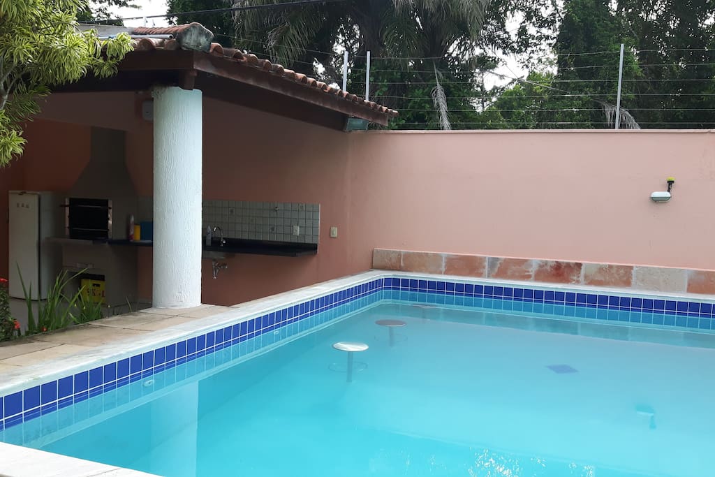 Piscina com bar molhado.