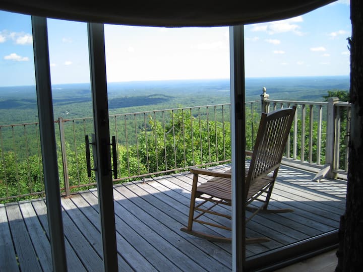 Gorgeous, cozy mountain top cottage