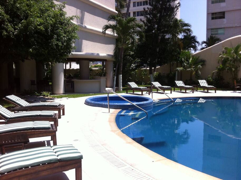 Alberca y jardín. /pool and garden.