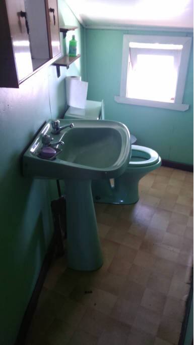 Baño segundo piso, solo se puede usar cuando no hay otros huéspedes que arrienden el Departamento privado