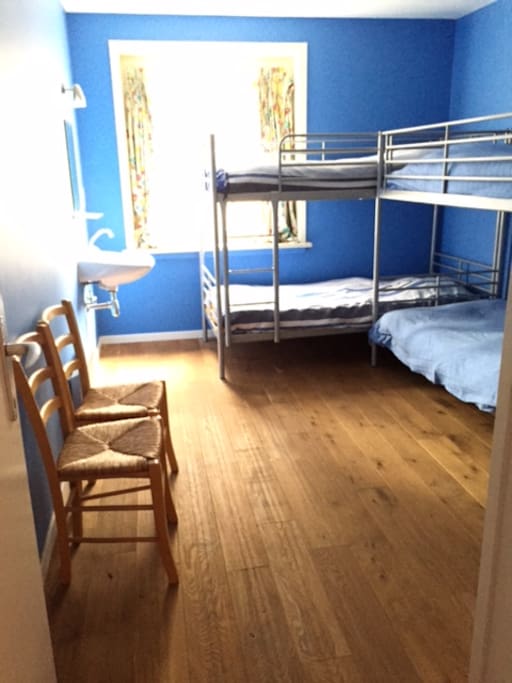Chambre 4 lits avec un grand placard