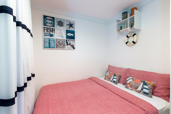 2nd bedroom with Queen size bed