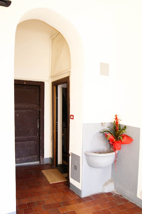 L'ingresso all'appartamento