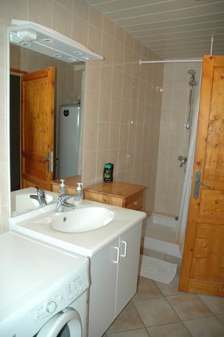 Salle de bain RDC avec WC séparé