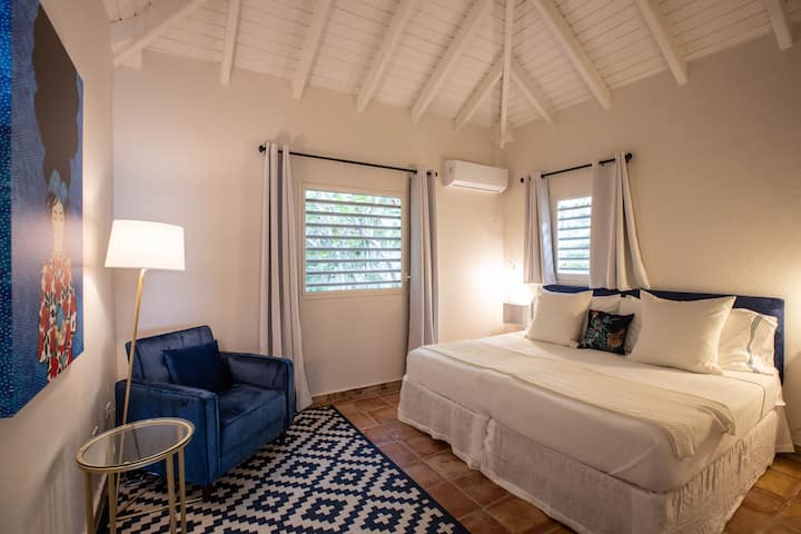 Naš mirni tropski vrt BR može se postaviti kao bračni krevet ili 2 odvojena kreveta, s istinski besprijekornim mostom i madracem od memorijske pjene od bambusa. Samo nam recite koju opciju želite! Tu su i luksuzne plahte i zavjese za zamračivanje