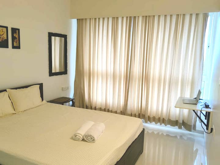 ห้องนอนใหญ่พร้อมเครื่องปรับอากาศและห้องน้ำในตัว