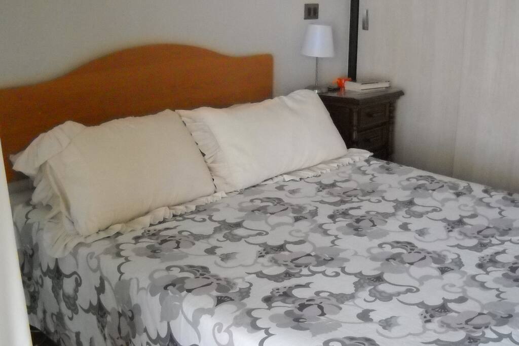 Dormitorio principal con cama Matrimonial, baño propio y salida a terraza.