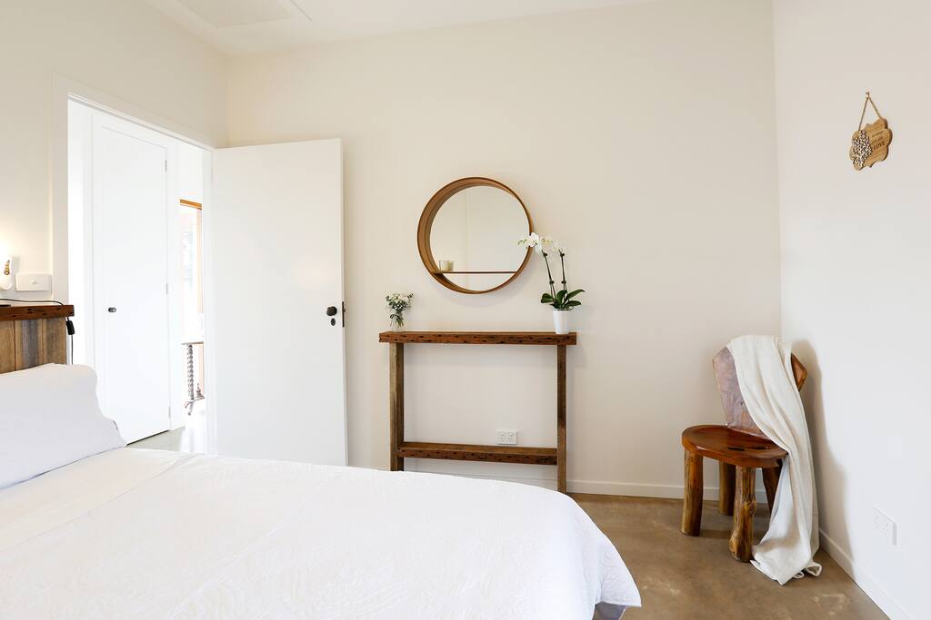 Queen bed room