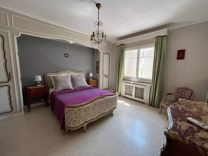 Habitación de los padres con aire acondicionado