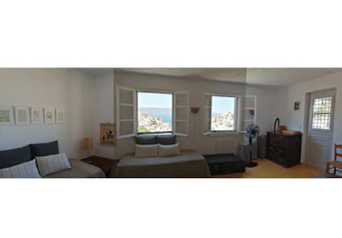 Popular Airbnb listing: Cosy house with a breathtaking view in Περιφερειακή Ενότητα Νήσων
