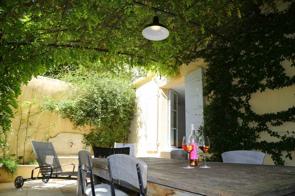 Terrasse avec table à l'ombre de la pergola