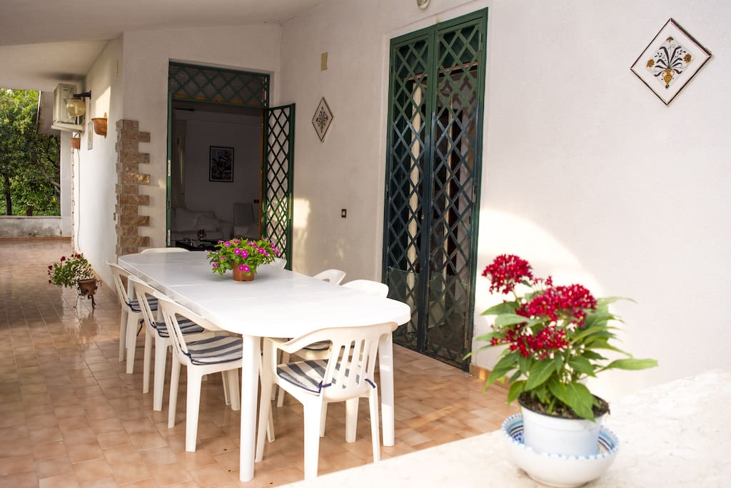 Padio esterno con tavolo attiguo alla cucina dove poter pranzare/cenare