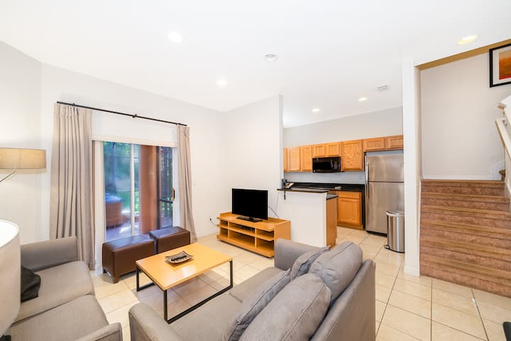 اكتشف الراحة والأناقة في تأجير عطلتك الفسيحة. كل وحدة هي ملاذ فريد من نوعه - مع أسلوب ديكور خاص بها، ومخطط طابق مفتوح، وتلفزيون ذكي للترفيه.