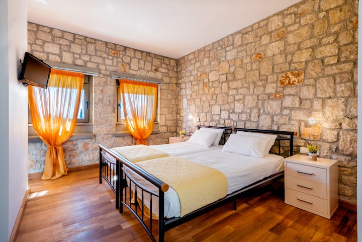 一楼有橙色卧室，有两张单人床