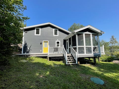 Caribou Sunrise, Lakeside Cabin in the Northwoods!