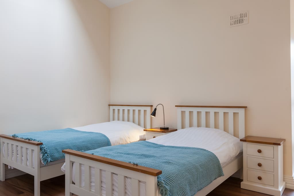Bedroom 2 - 2 single beds