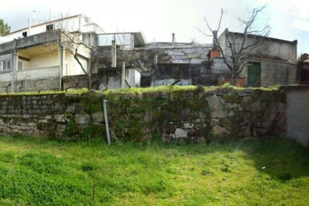 Can camp in this land in front of houses. private road access.