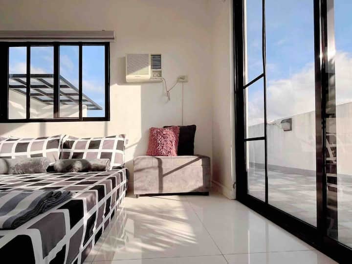 Private Rooftop For Staycation W/ 55 Tv Fast Wifi - Taytay