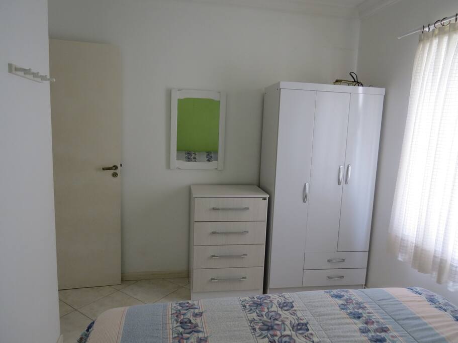 Quarto Casal - 01 armário + comoda + espelho