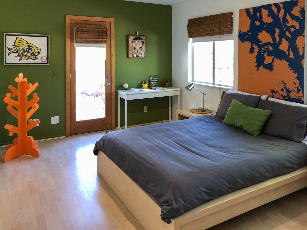 Queen size bed in 2nd Bedroom