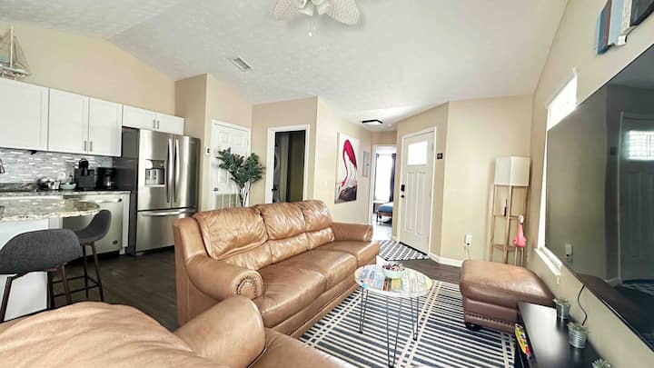 Sleeps 5 | Private Backyard | Pet Friendly - Lower Grand Lagoon, FL