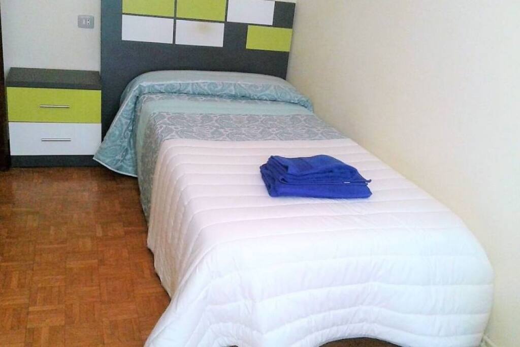 Dormitorio 2: Una cama individual con armario empotrado y escritorio.