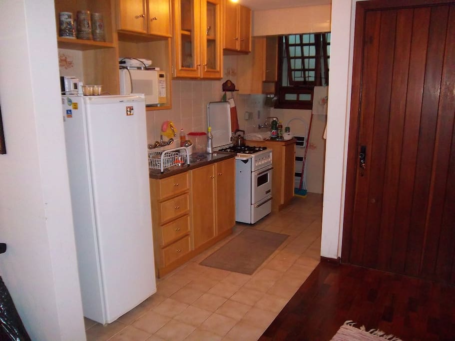 Cozinha americana completa integrada aos dois ambientes do térreo