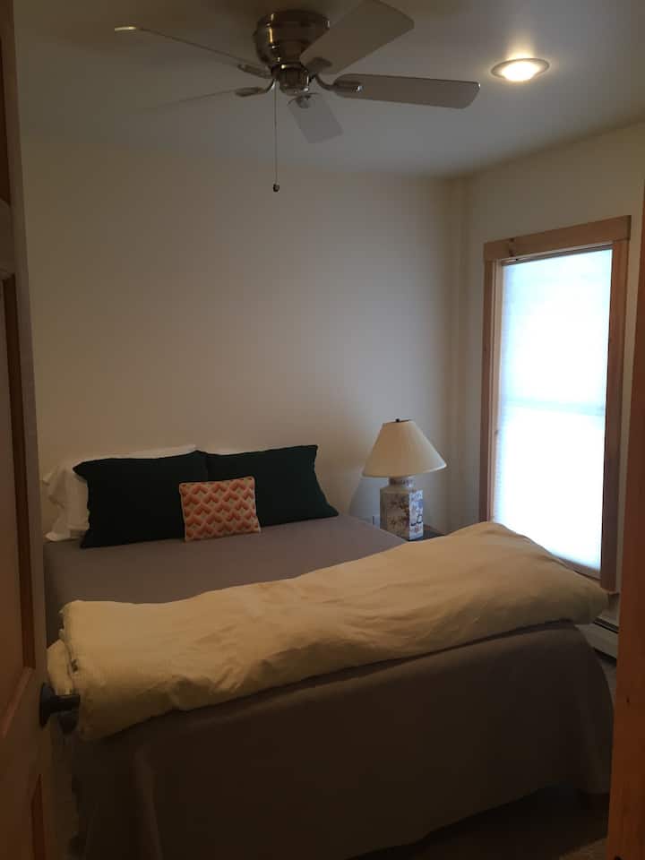 Chumba cha kulala cha malkia kilicho na kabati. Mwonekano wa bwawa la ua wa nyuma