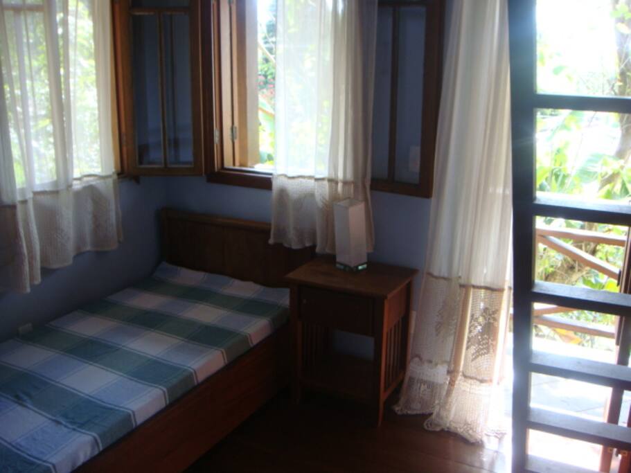 quarto com mezanino e sacada